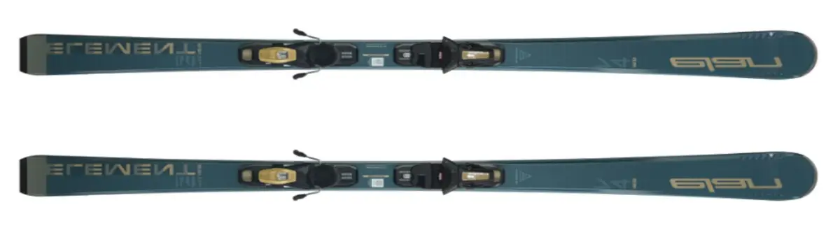 Une paire de skis GSL vert-bleu avec fixations or et noires, vus du dessus sur un fond blanc uni.