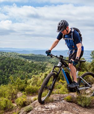 Mountain biking: between easy hikes and sensational descents
