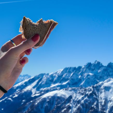 Un pique-nique sur les pistes de ski en hiver